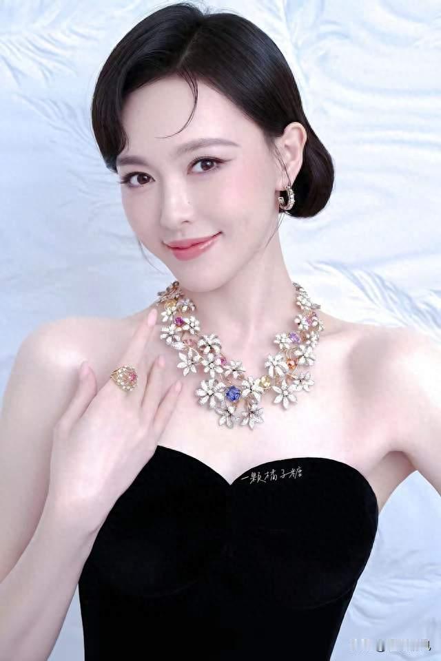 唐嫣珠宝大片释出, 黑裙衬彩宝, 优雅氛围感扑面而来