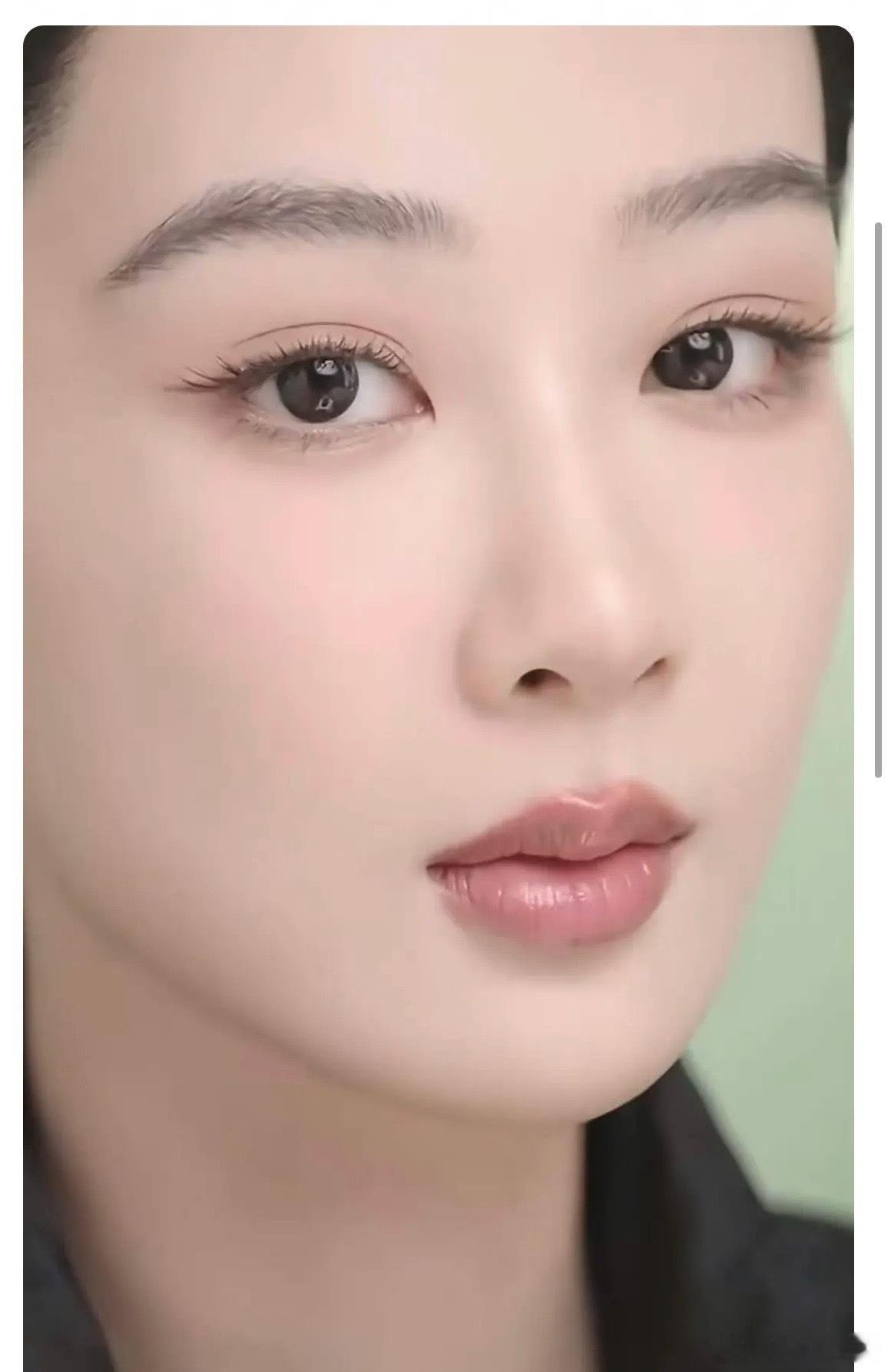 杨紫的颜值在娱乐圈算是什么级别的？感觉她的颜值高也不高，中规中矩，她最新品牌物料