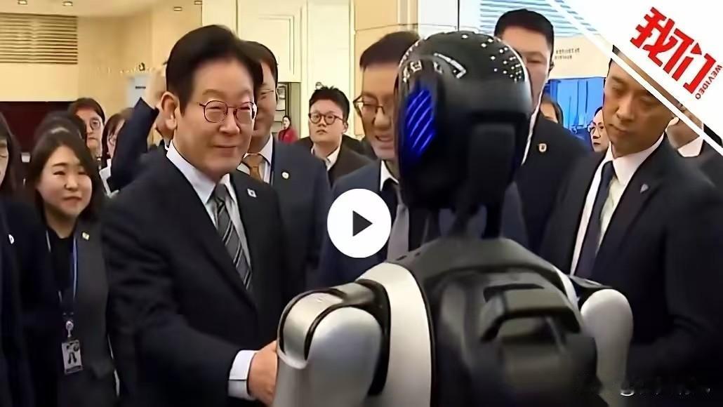 李在明从上海几乎是“逃”走的。别信什么行程太忙，导火索是他伸出手，想跟一个机器