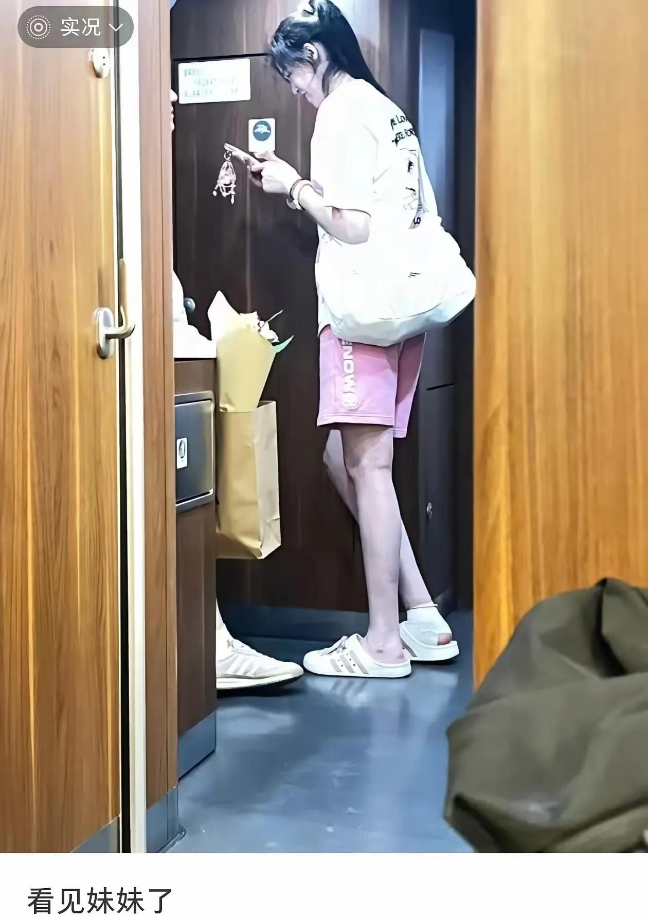 基本确定李盈莹不会随队赴美，有球迷拍到李盈莹在返津的高铁上，一位圈内人士也证实了
