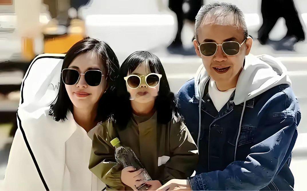 王石与两任妻子以及两个女儿在一起时的留影​​​