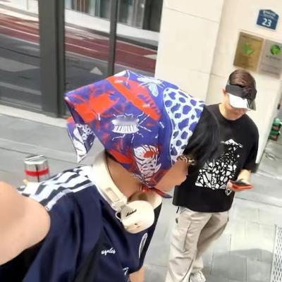 杨威：“暑假我们全家去了韩国旅游，我和杨洋阳买了一堆衣服鞋子，但我老婆一件新衣服