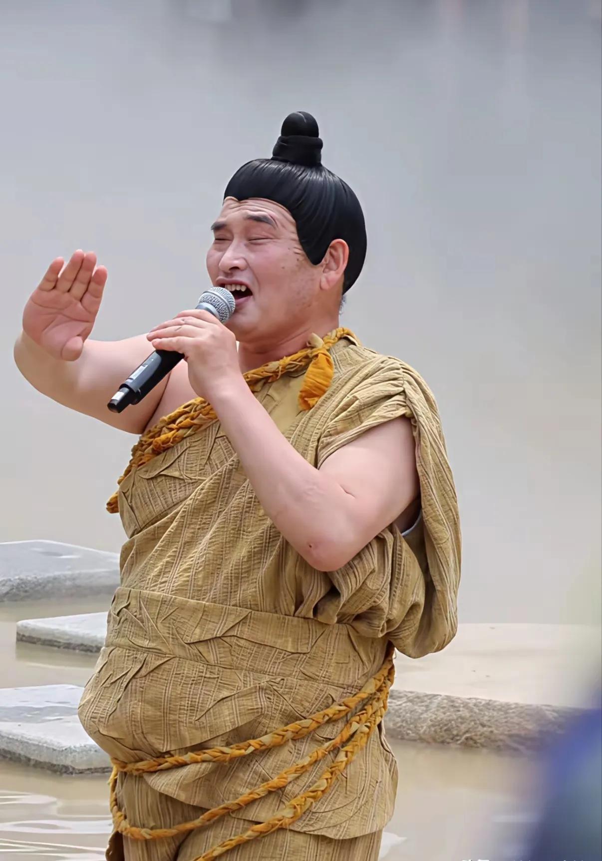 大衣哥裤子掉了，又上了热搜。说实话，刚看到这新闻第一反应是忍不住笑，但笑完仔细想