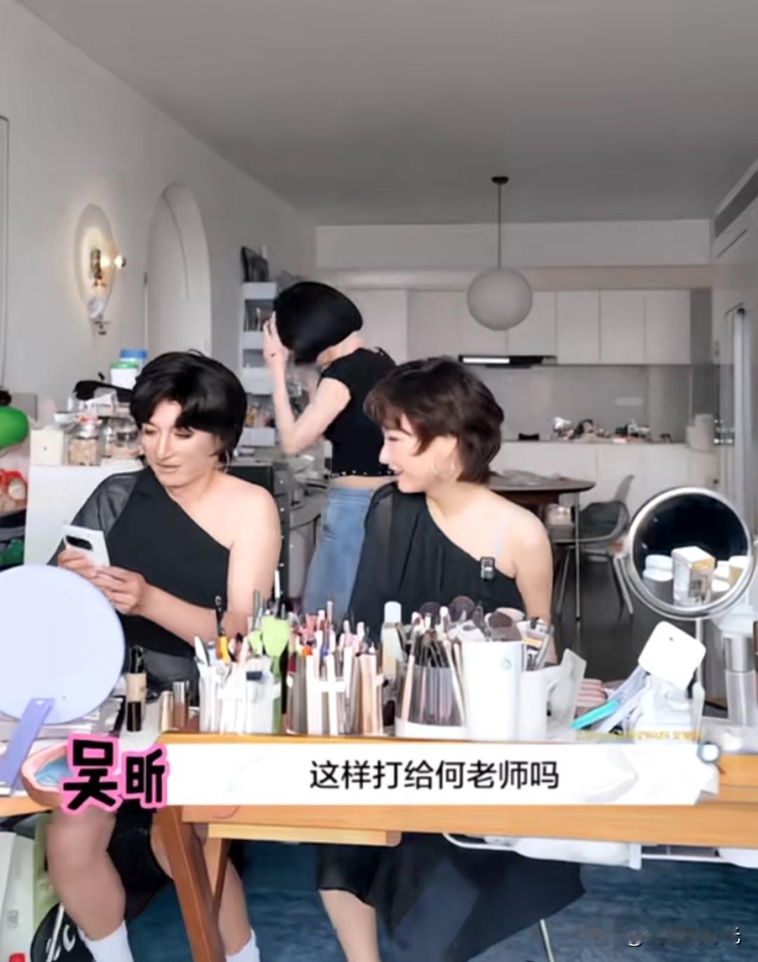 维嘉给何炅打视频电话，何炅只瞅了一眼，手比脑子快，就把电话挂了，维嘉大囧:他挂我