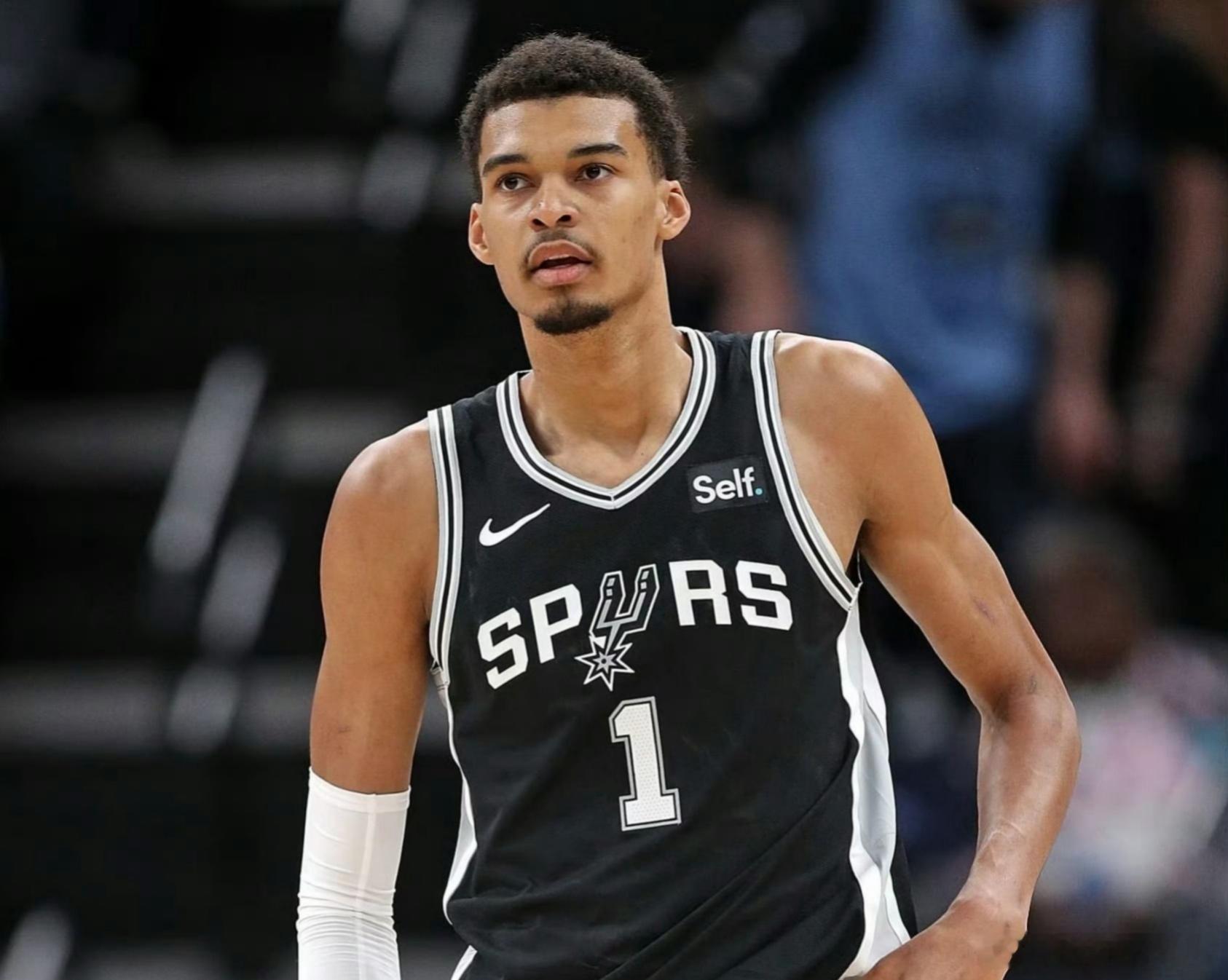 文班真乃神人！今天NBA的焦点战彻底成了文班亚马一个人的表演舞台。下面是文班亚马