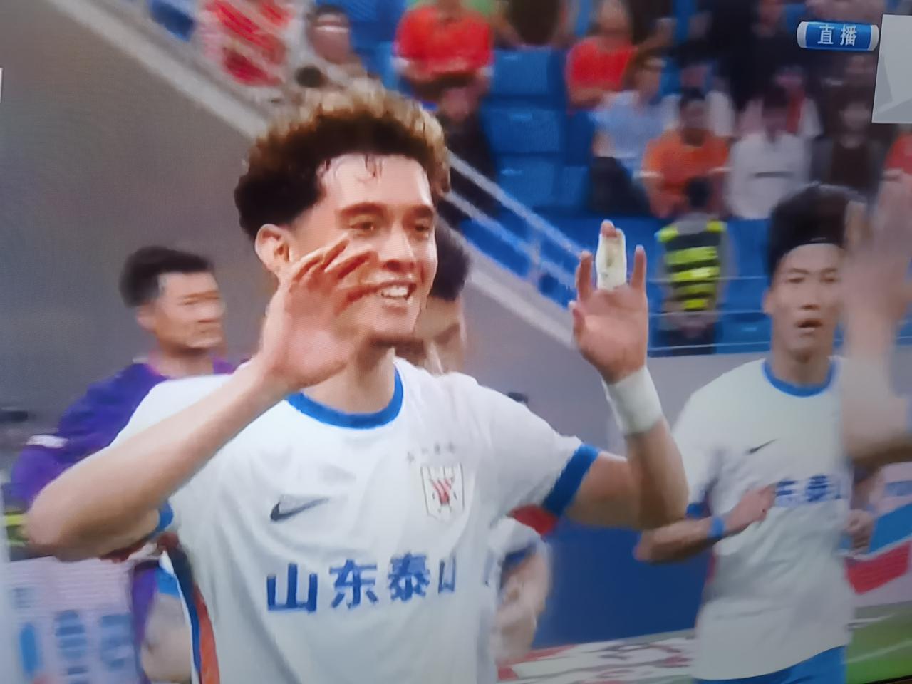 山东泰山客场1：0领先青岛海牛！李小恒进球了！开场，李小鹏主