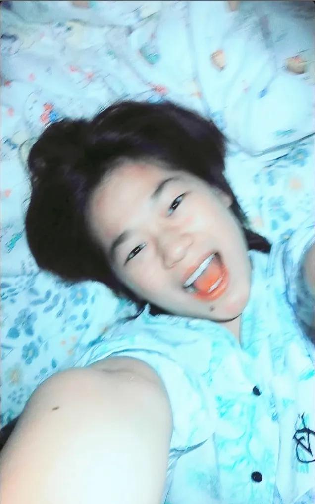 全红婵晒出最新的自己，瘦了，又瘦了，好像也剪头发了，小脸蛋变成了瓜子脸了，越来越