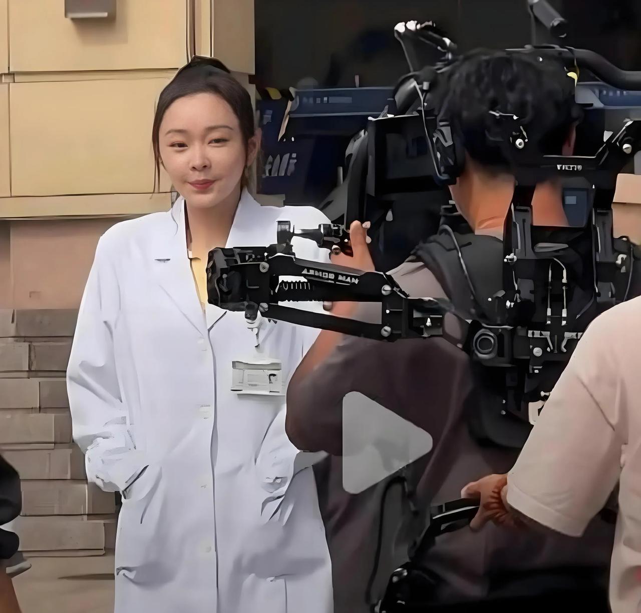 可惜了，女神宋轶也开始馒化了。宋轶我挺喜欢的一位演员，出道多年一直给人的感觉