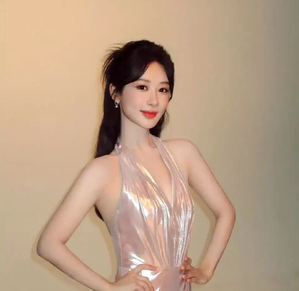 杨紫这套衣服，我给满分！第一次见她穿这种衣服真的区别于以往形象好看的