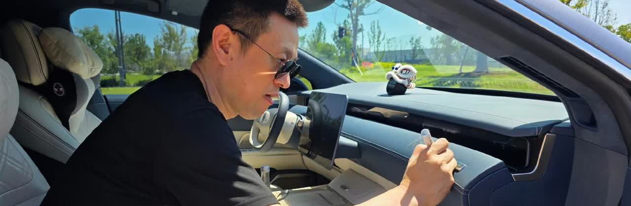 李斌在一位粉丝新提的改色蔚来et9驾驶台上留下了签名！李斌留下的是4个字“敢
