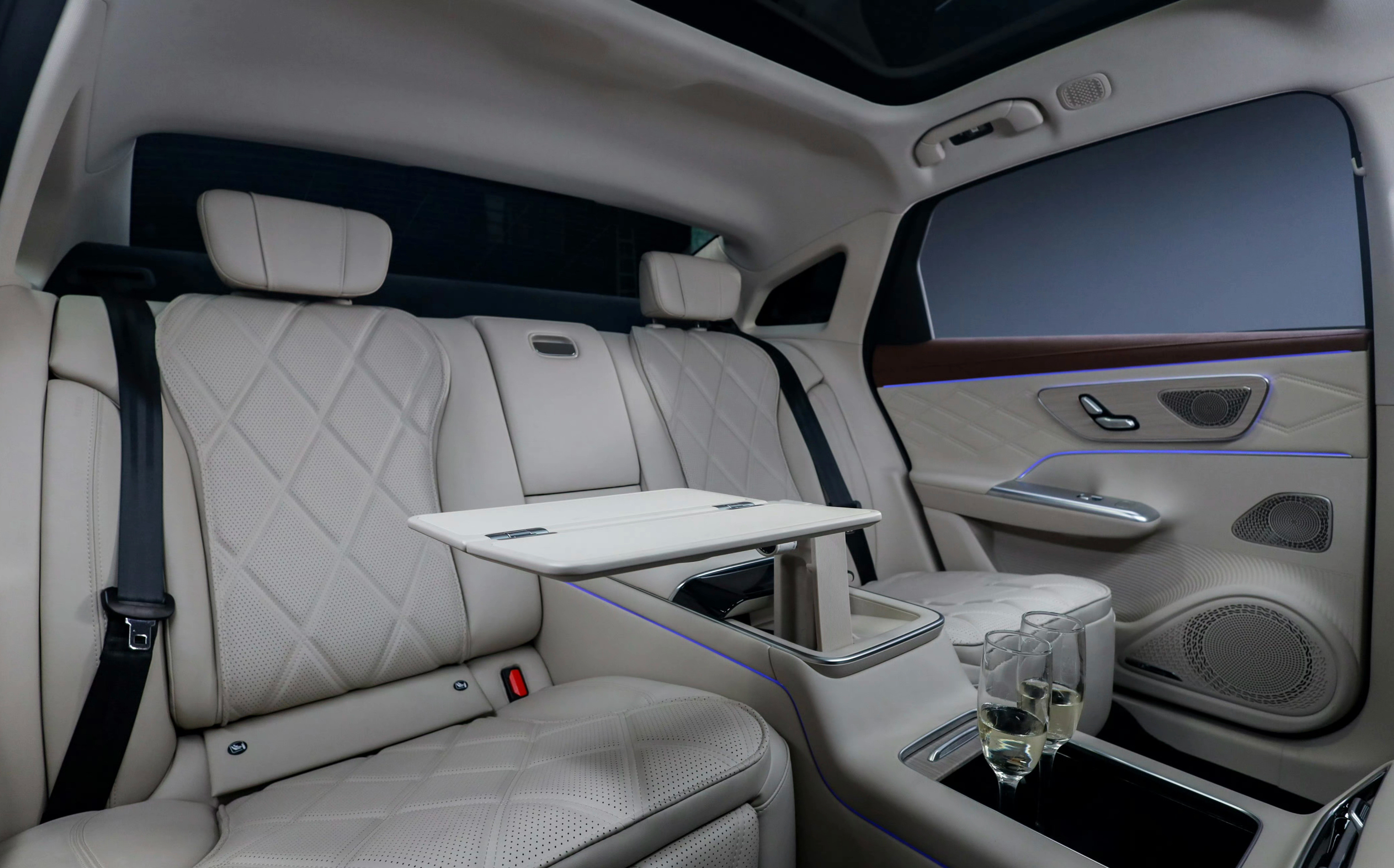 奇瑞风云A9L四座版挺有意思，22万多的价格，相当尊的体验上一个如此亲民的四座轿