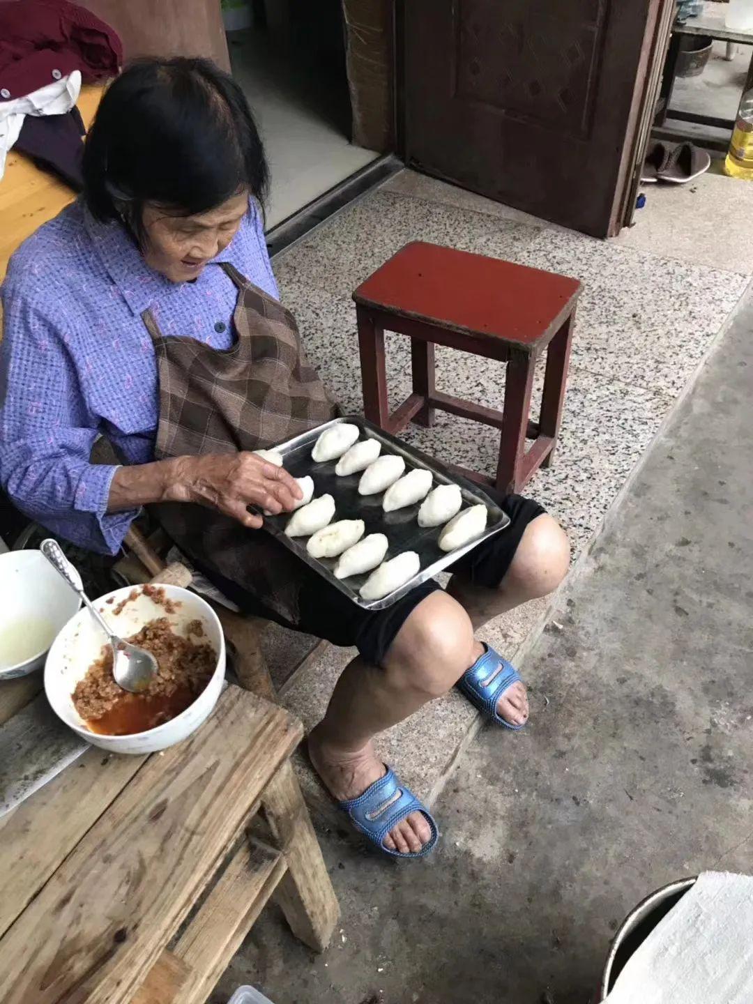 “看哭全网”！浙江衢州，一位叫毛师花的奶奶，在街头卖了27年早餐，3个包子、1杯