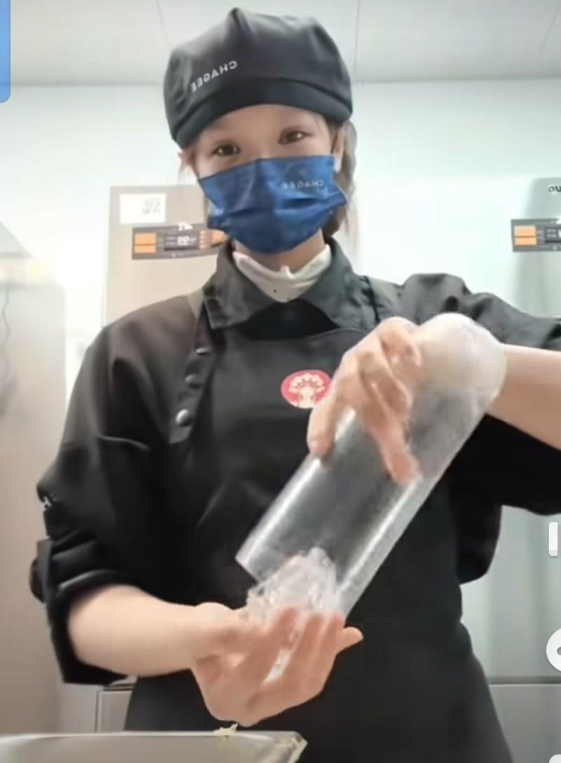 这么好看的女孩子，洗手水应该不难喝吧😄，但是她为什么不长脑子？霸王茶姬这次的