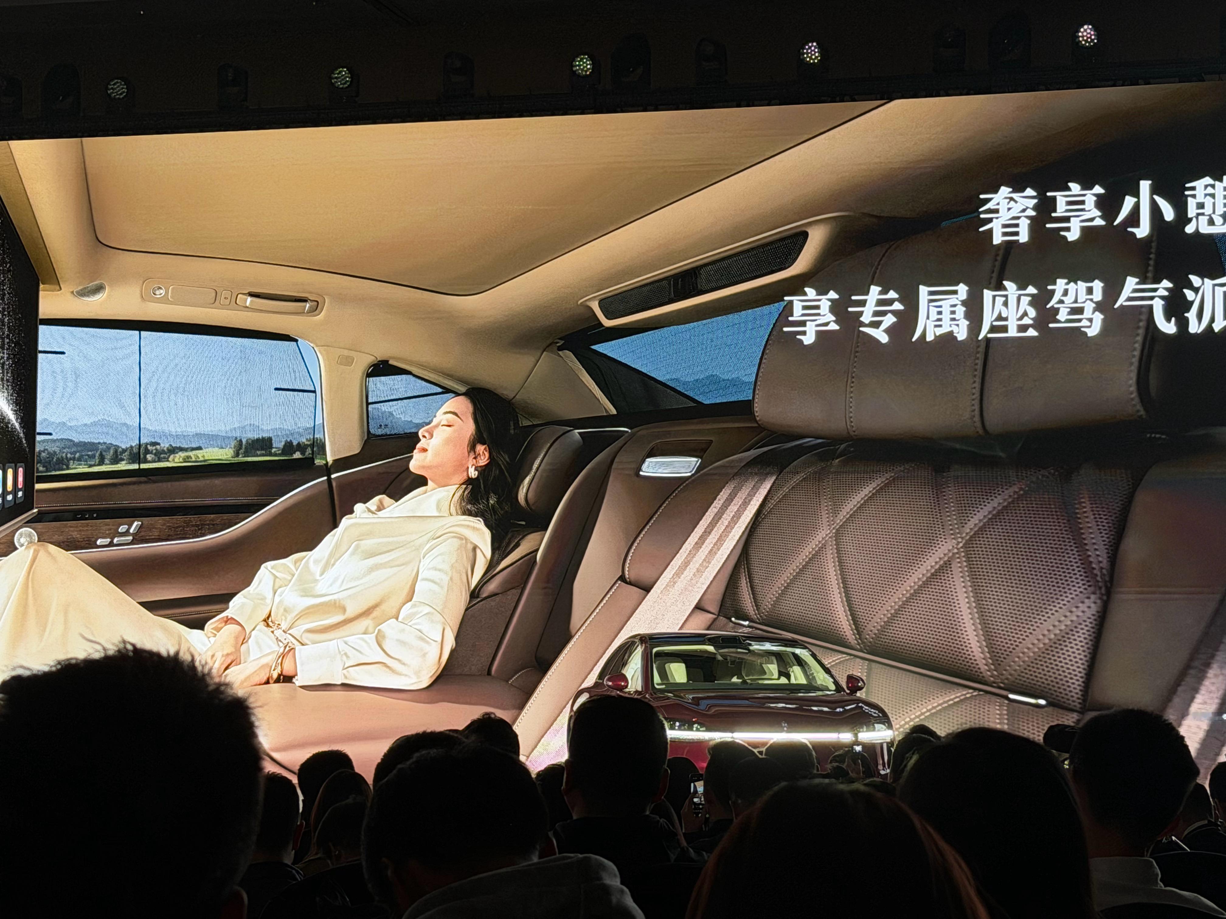 这个内饰颜色还挺好看