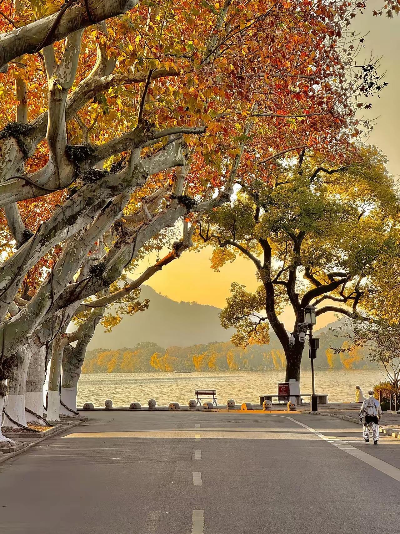 弘一法师说：“人一旦死了，生前的衣服、手表，就都成了身外之物，再珍贵也跟