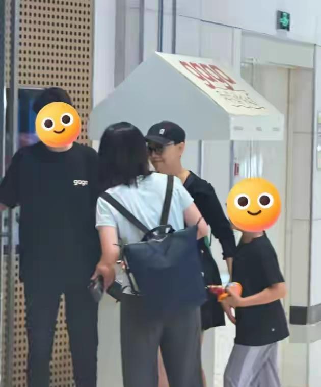 宋丹丹带大孙子外出吃饭，巴图的大儿子都那么大了，没露脸都能看出是个小帅哥！宋丹