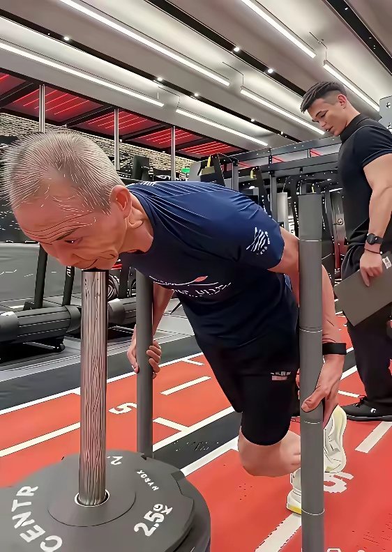 老王再锻炼也不行了，为了小田的幸福，头发越来越少了