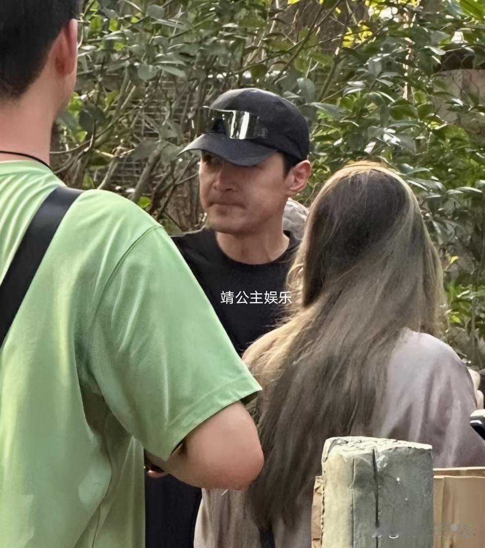 44岁胡歌在南京红山动物园游玩被偶遇，他头戴鸭舌帽，一身休闲打扮，状态很松驰，但