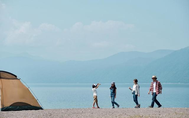 退休后经常出门旅游，我发现一个有趣的普遍现象，好多退休老人出门旅游都有一个习惯，