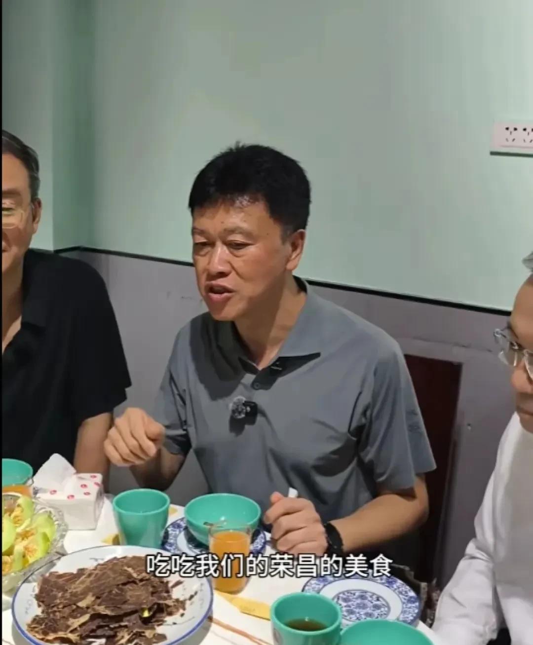 重庆市荣昌区委书记高洪波“带头下馆子”的事没必要大肆渲染。其一，高书记吃饭的饭