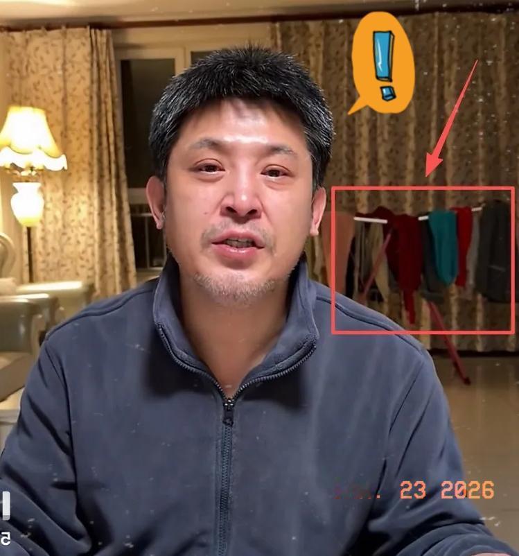 孙涛终于回应了闫学晶事件但是我却发现他身后这个小细节暴露了他现在真实的处