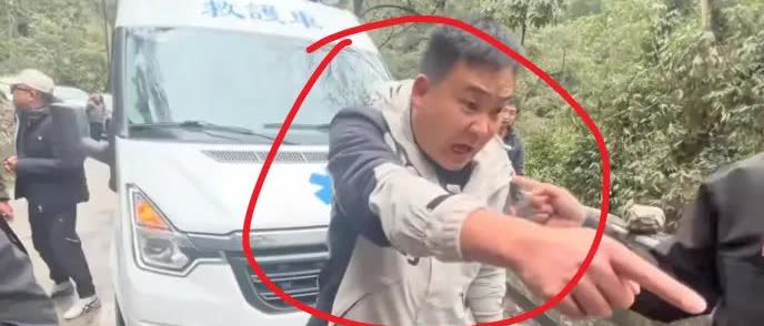 特意查了一下，这个开救护车旅游的嚣张男子，原来他是海南的一家民营医疗企业的员工，