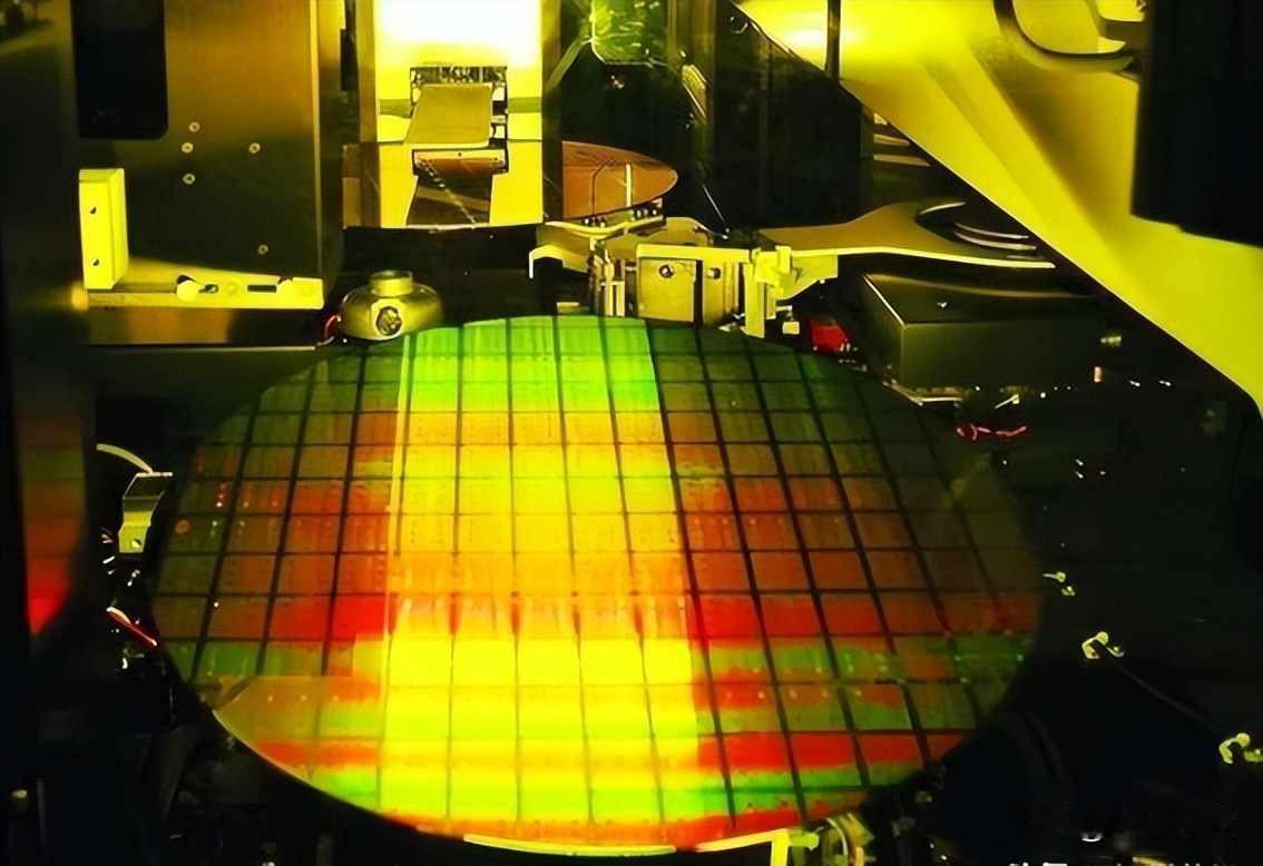 美论坛：没有得到美国的允许，中国为何敢私自研发DUV光刻板？最近网上挺多人