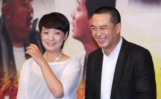 主持人问张嘉译："你和王海燕是夫妻，拍戏时是不是很有默契？"张嘉译说："我是很容