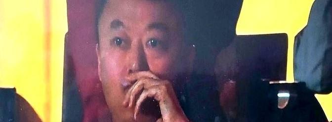 莎莎大比分领先，眼看要拿下一局，镜头却突然切到马琳教练——捂嘴、瞪眼，紧张得像看