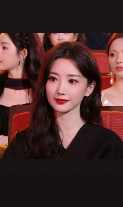 毛晓彤怎么美成这样了？！五官什么的好像没变，但是感觉变了，在微博视界大会上，第一