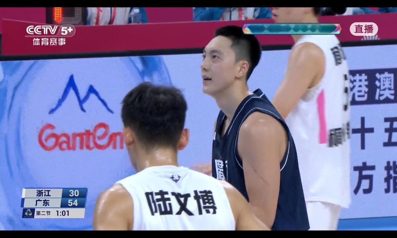 胡明轩最好的两个哥们打运会，请客免不了，中国篮球免不了人情世故胡明轩的哥们多