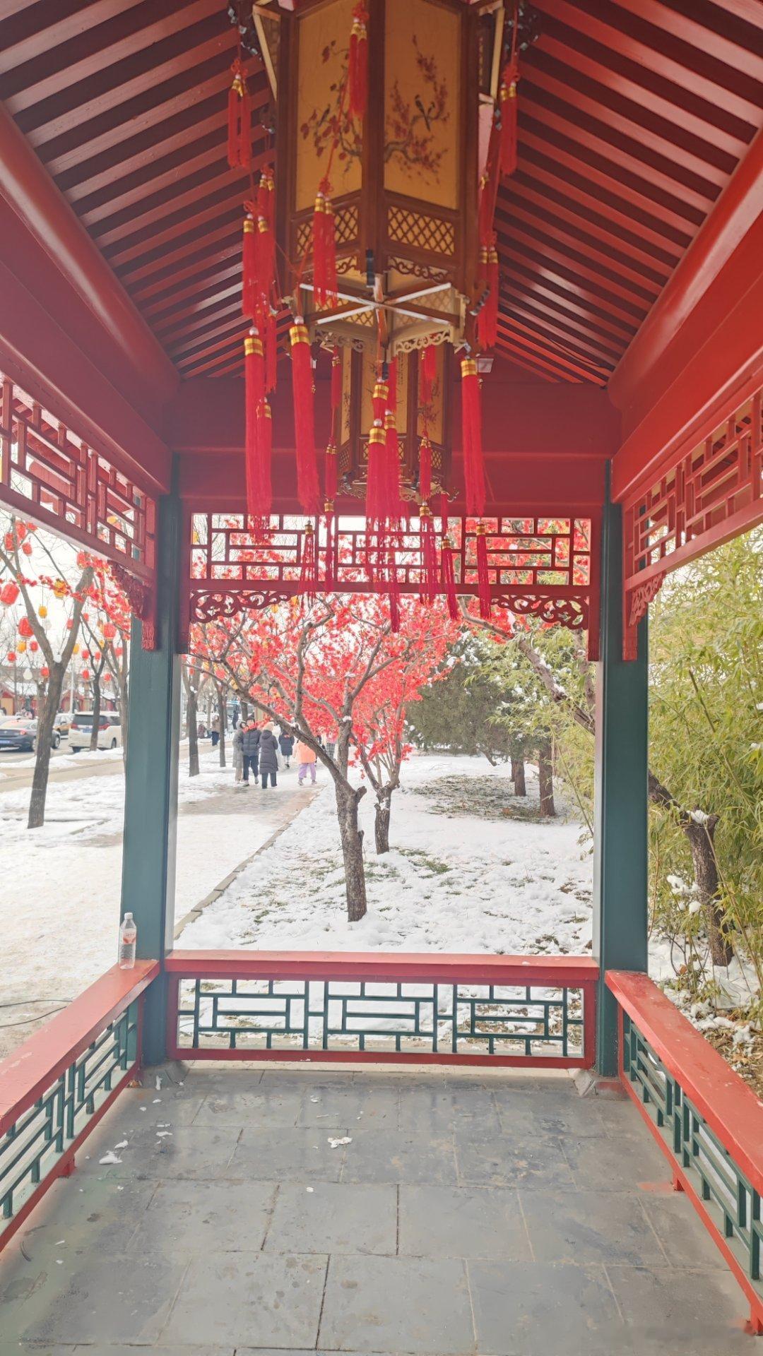 雪后颐和园外同庆街装扮一新迎新年摄影北京你好