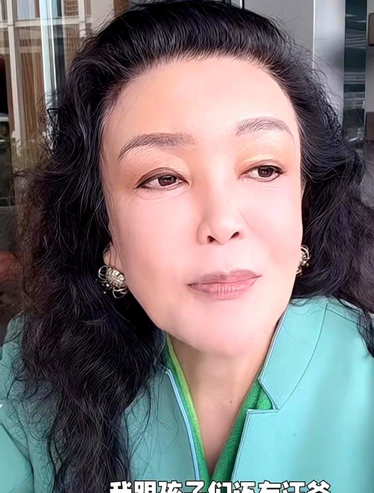 张兰饿到眼冒金星，冲进儿子家抓起筷子就吃。马妈妈转身端出红烧肉，糖醋排骨，热气