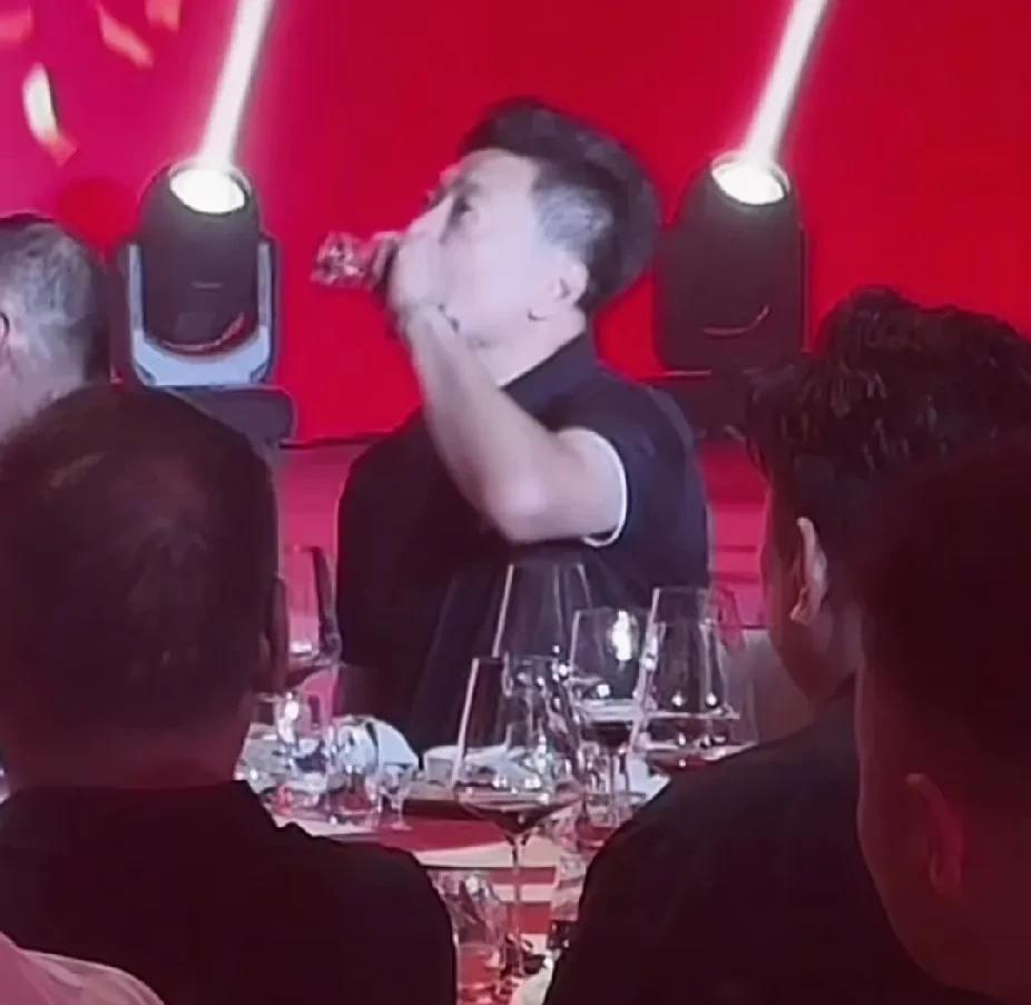 春哥酒量不错！李春江在广厦夺冠庆功宴上非常开心，端起酒杯就是一杯接一杯！广厦男
