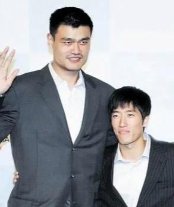 有一年，姚明把自己价值1000万的豪宅以960万的价格卖给了刘翔，因为是搞体育的