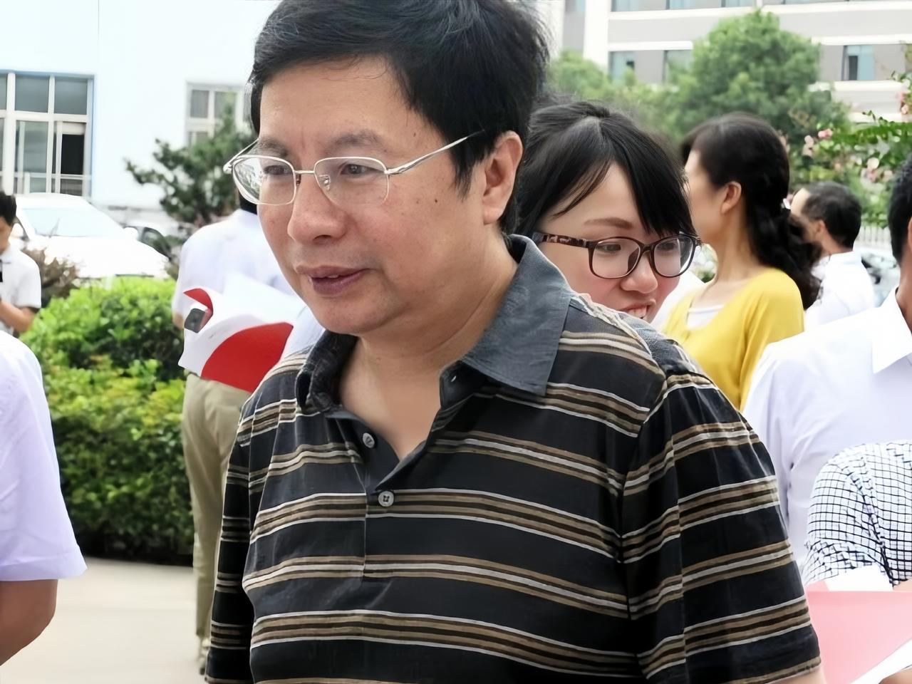 以重庆市长胡衡华被查为例，说说基层到底在忙啥。很多人仍以为公务员上班就是“一份