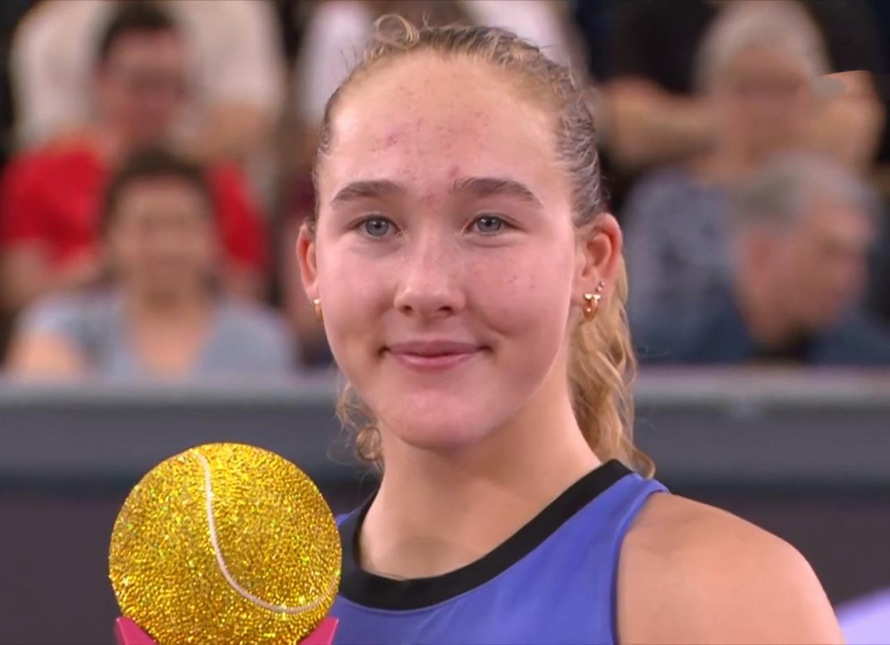 天才少女安德列娃WTA500林茨站吞油条逆境击败波塔波娃，夺得冠军