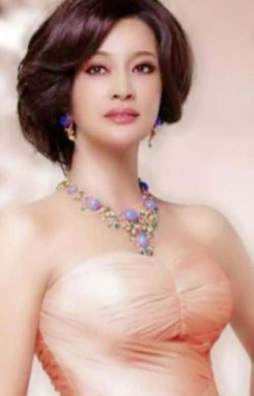 1982年，刘晓庆到南京演出，遇见了正在拍戏的迟志强，晚上几杯酒下肚后，刘晓庆让