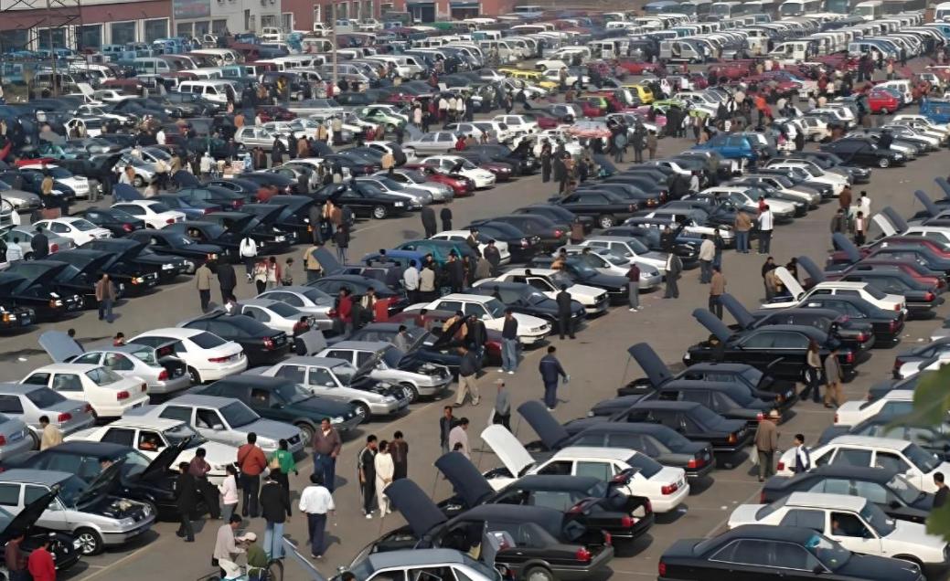 加油站排长队加9块一升的油，你猜怎么着？当月油车销量反而大涨了40%。3月23