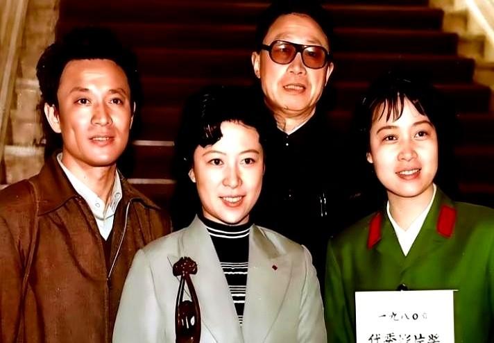 这张老照片，背后是捅破天的大胆。瞅瞅这张合影，这是20世纪80年代，上影厂《