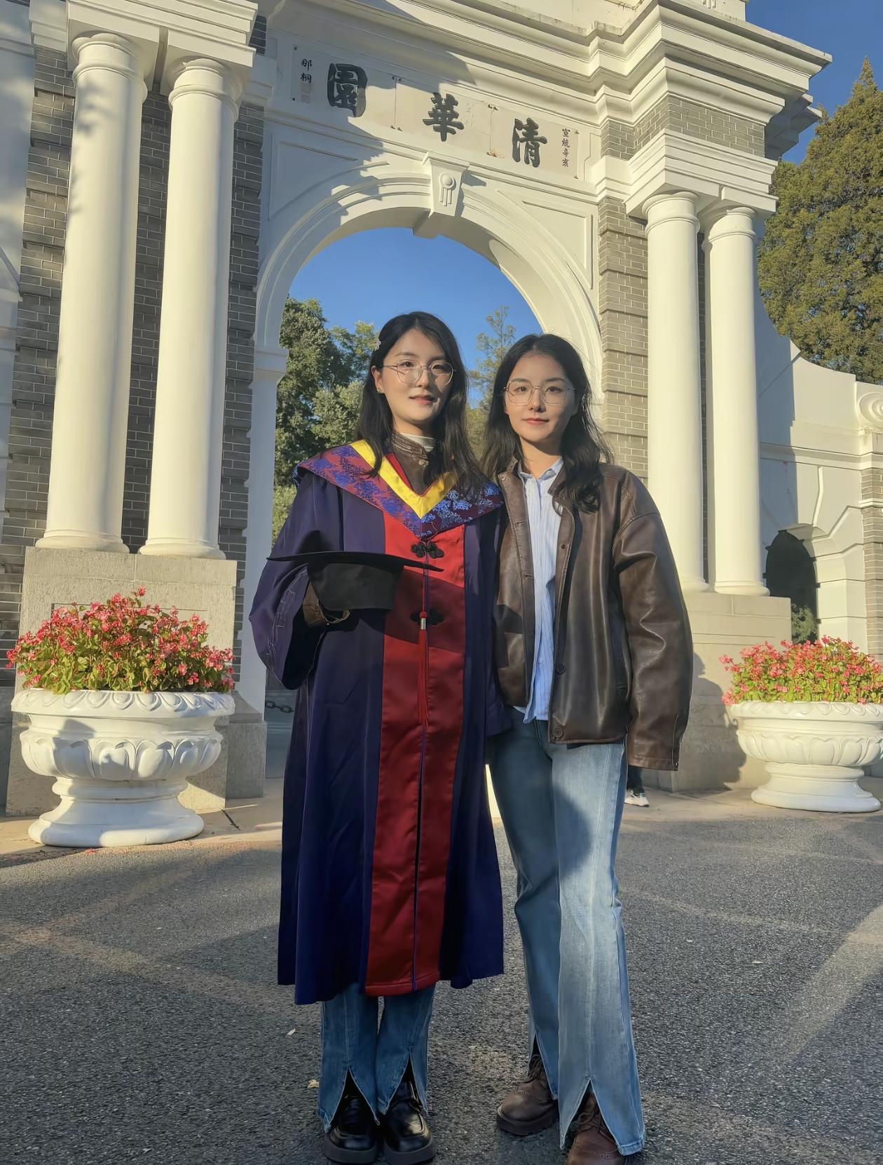 最强美女双胞胎：姐姐清华博士，妹妹上交博士，妹妹将姐姐写进了博士论文，而她们还是
