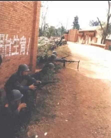 1992年8月30日晚，在昆明通往文山的公路上，一百多辆军车满载着荷枪实弹的千余