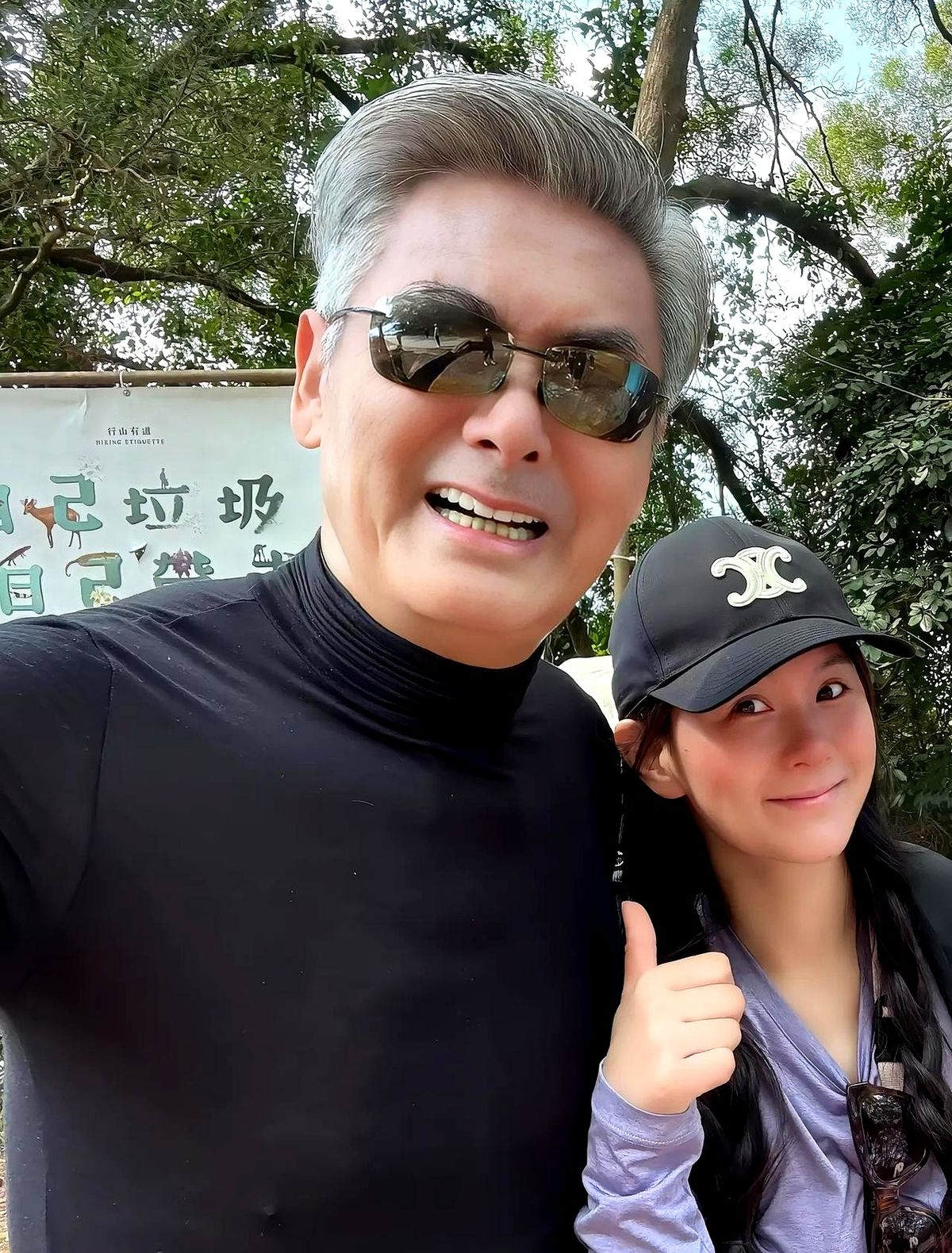 观众买票养了你几十年，街头合影只要三秒钟，凭什么拒绝？这话别人不敢说，周润发偏把它当铁律。不管是满身