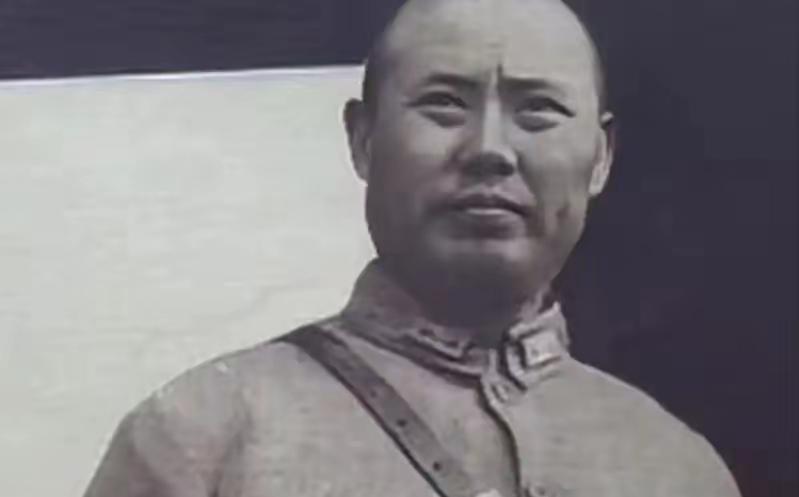 1949年，周总理到傅作义家中做客，突然发现傅作义家中有警卫部队驻扎，他眉头