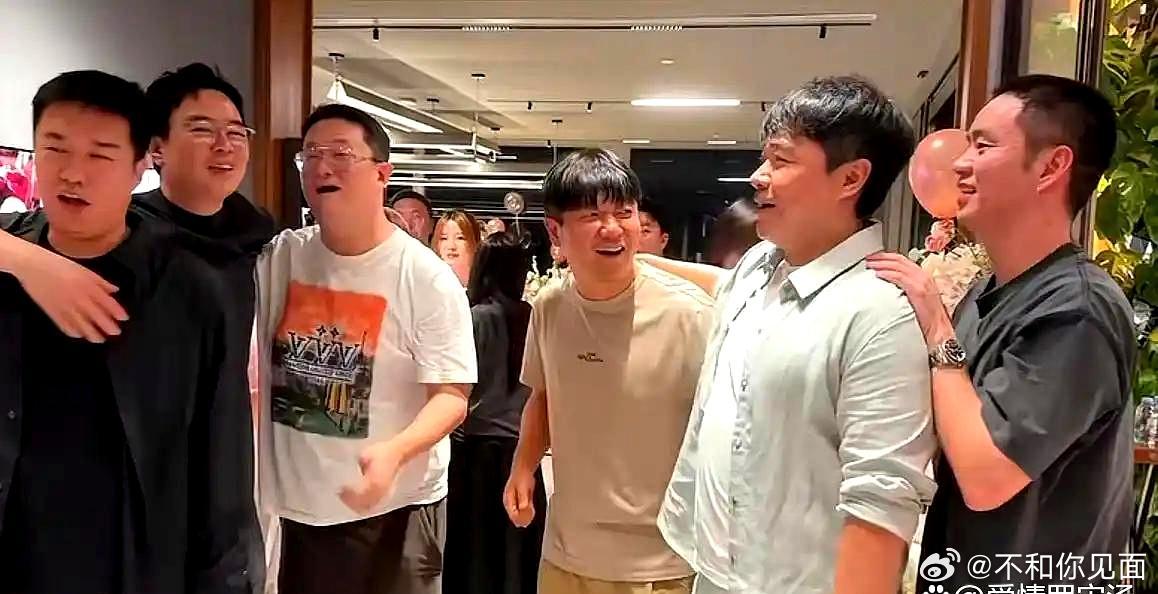 陈思诚、王宝强、肖央泰国海上游艇畅游，每个人的真实状态各异，尤其王宝强，平时朴实