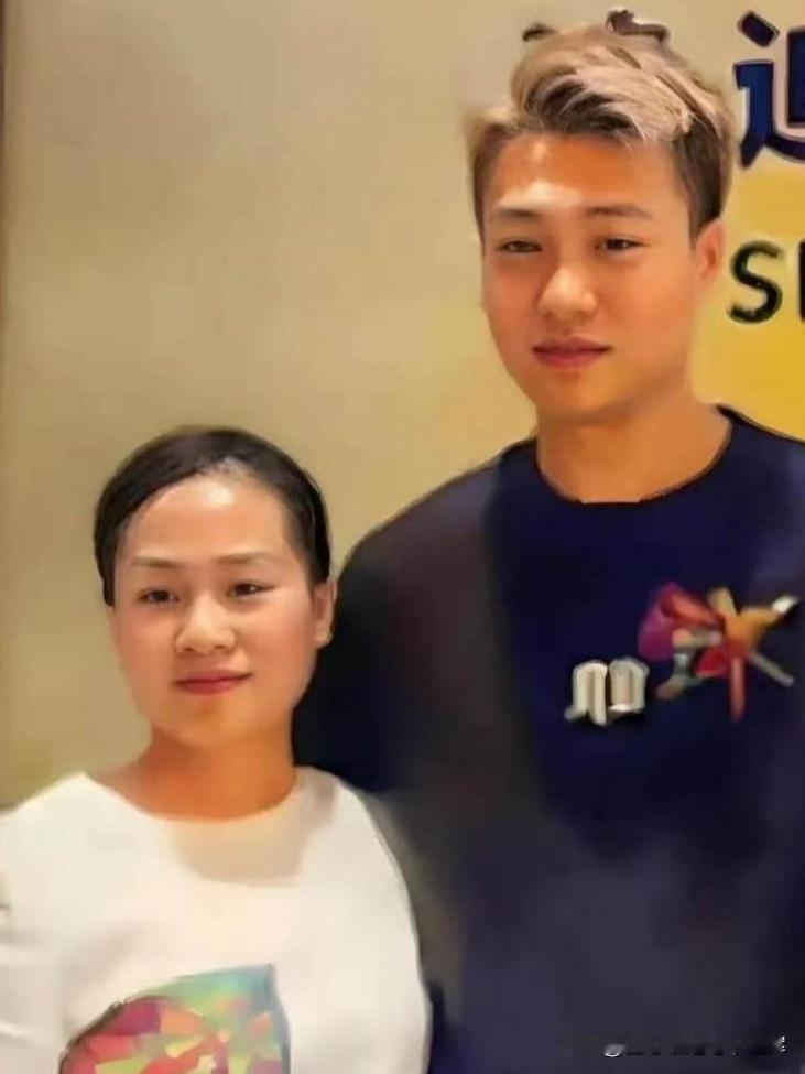 和赵睿同框的女子是他的母亲姜海燕，她是黑龙江大庆的一名小学老师，容貌出众、气质温