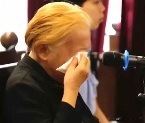 “我实在是养不动他了。”2017年，广东83岁老太太将60粒安眠药碾碎后放进粥里，用勺子一口一口喂给