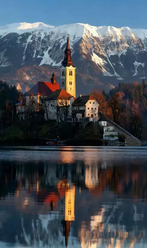 当孩子主动给你买零食、挑鞋子，或是发个小红包，别管你手头宽不宽，多心疼孩子上班累