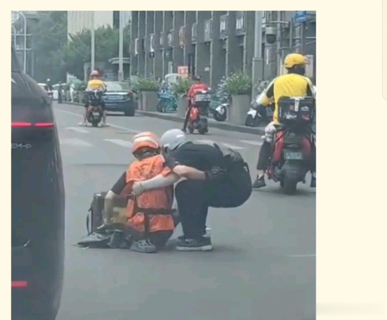 同样是车祸倒地，待遇差得不是一星半点。女子骑共享单车和外卖员相撞，两人都摔得不