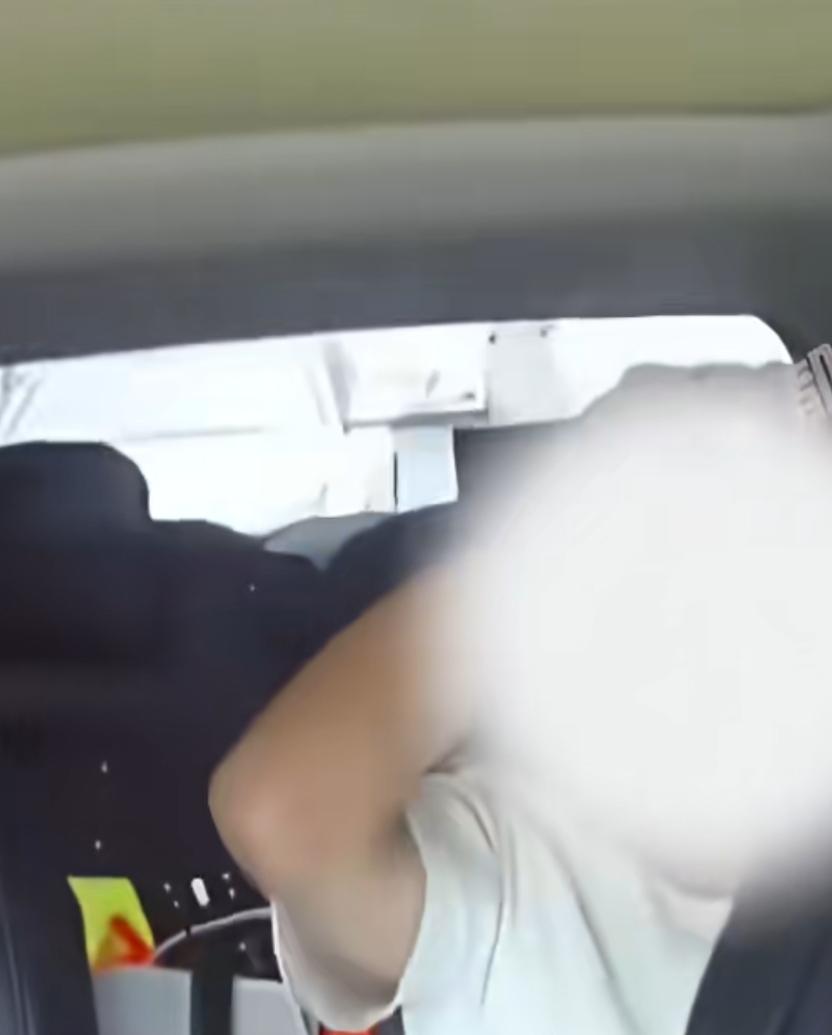 发病仍心怀善意，男子主动求民警约束自己。近日贵州贵阳，一段视频令人动容。一名男子